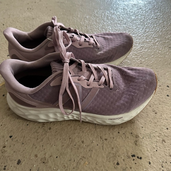 Fresh Foam Arishi v4 Wide 'Lilac Chalk Gum' - Picture 2 of 4